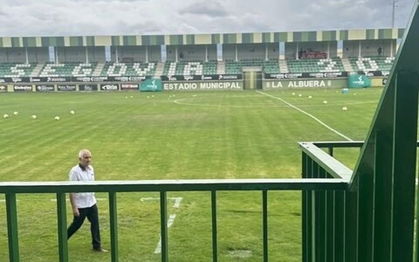Rasen des städtischen Stadions La Albuera, Heimstätte von Gimnástica Segoviana, von der Tribüne aus gesehen.