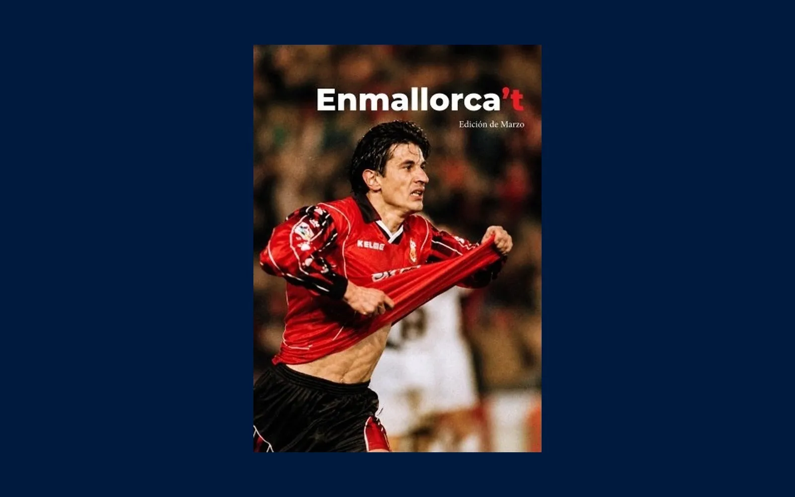 Titelseite des Magazins Enmallorca't, Märzausgabe, mit einem Spieler von RCD Mallorca, der ein Tor feiert.