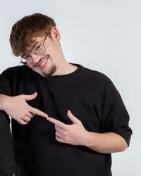 Cedric Vogler Jurado lächelt, mit Brille und schwarzem T-Shirt